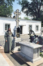Игумен Тихон возле могилы Архиепископа Александра. Пермь