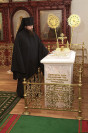 У надгробия настоятеля Печерского монастыря архиепископа Палладия. Фото В. Алексеева. 2006 г.