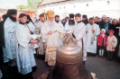 Митрополит Николай освящает колокол в Печерском монастыре