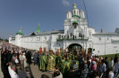 Молебен возле надвратной Архангельской церкви Макарьевского монастыря. Фото В.Алексеева