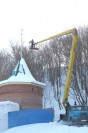 Установка флюгера на воссозданную западную башню. 26 февраля 2010 года.